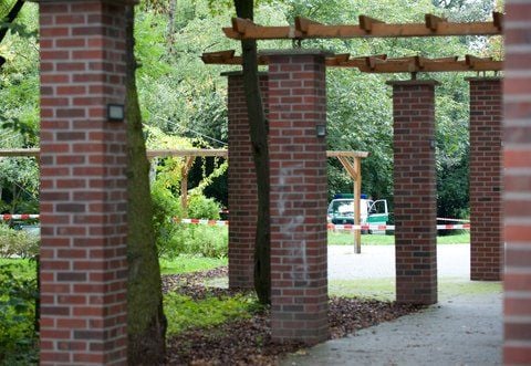 Ein Polizeiwagen steht am 20.09.2010 in Bergkamen in einem abgesperrten Park, in dem am Vorabend die Leiche eines vermissten 7-jährigen Jungen gefunden worden war. (FOTO: DPA)