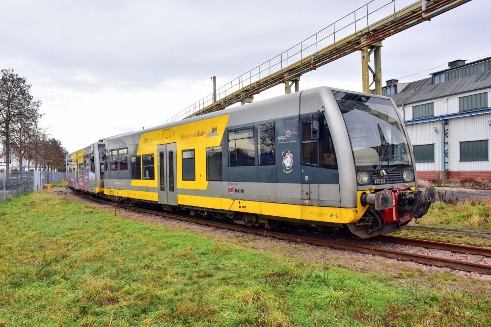 Die Dessau-Wörlitzer Eisenbahn hat Verstärkung für ihre Strecke bekommen. Von der Burgenlandbahn erwarb das Unternehmen drei Triebfahrzeuge, die nun hergerichtet werden und ab März auf Fahrt gehen sollen.