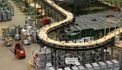 Über einen Sortierer werden am Mittwoch (08.03.2006) in einem Logistik-Zentrum in Landsberg bei Halle/Saale Waren der Drogeriekette Rossmann (Burgwedel/Niedersachsen) für die einzelen Drogeriemärkte kommissioniert. (Foto: dpa)