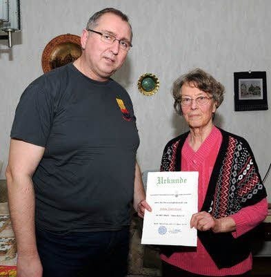 Frank Huke vom Vorstand des MTS-Vereins Mark Zwuschen überreicht Edda Dalichow die Urkunde über ihre Ehrenmitgliedschaft.