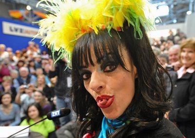 Die Musikerin Nina Hagen zieht auf einer Veranstaltung auf der Leipziger Buchmesse am Freitag eine Grimasse. In dem Gespräch präsentierte sie ihre Autobiografie «Bekenntnisse», in der es auch um ihren Glauben geht. (FOTO: DPA)