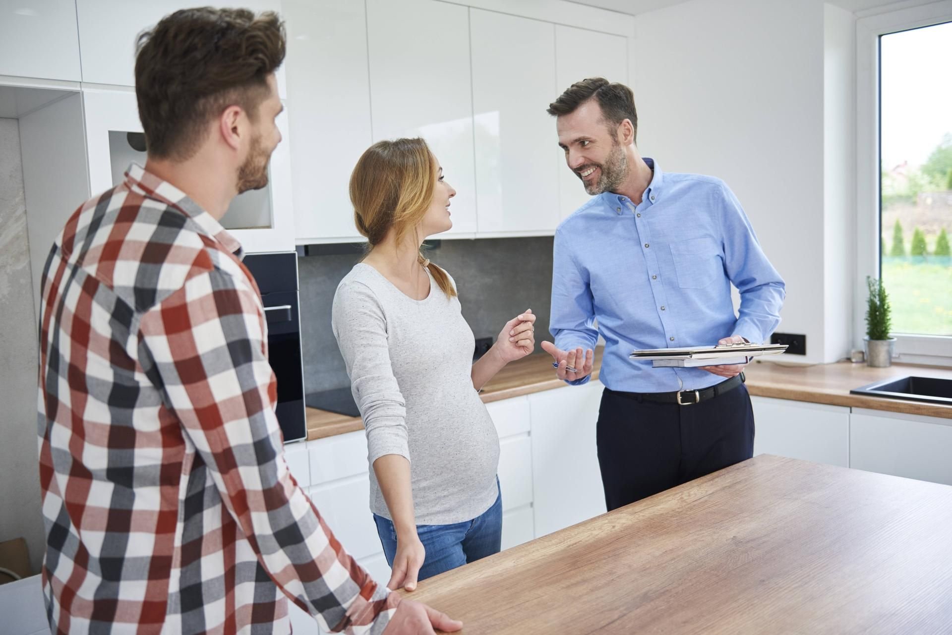 Bei der Wohnungsbesichtigung müssen Mietinteressenten nicht alle Fragen beantworten.