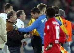 Tim Wiese (M), Torwart des 1. FC Kaiserslautern, schubst nach Spielende einen Ordner des SC Freiburg. (Foto: dpa)