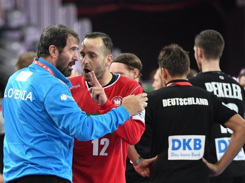 Sloweniens Trainer Veselin Vujovic diskutiert mit Deutschlands Torhüter Silvio Heinevetter. Foto: Monika Skolimowska