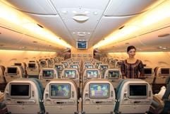 Eine Flugbegleiterin der Singapore Airlines posiert in Toulouse zur Übergabe des ersten Super-Airbus A380 in der Touristenklasse. (Foto: dpa)