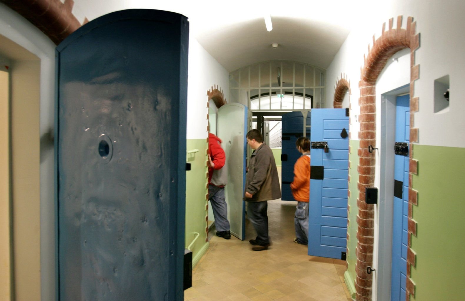 In der Gedenkstätte "Roter Ochse" in Halle laufen Besucher durch die Zellengänge.