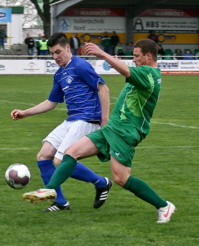 Ostraus Ramo Jach im Duell mit Leunas Toni Feist (rechts)