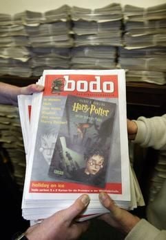 Mitarbeiter der Obdachlosenzeitung "Bodo" stapeln am Freitag (24.10.2003) in Dortmund die druckfrische neue Ausgabe, in der ein Vorabdruck des ersten Kapitels des neuen Harry-Potter Bandes "Harry Potter und der Orden des Phönix" zu lesen sein wird.(Foto: dpa)