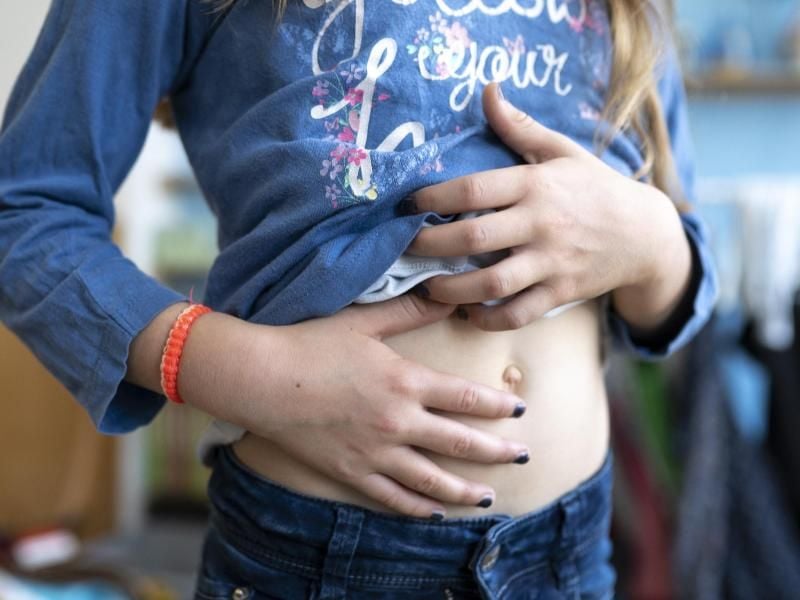 Immer wieder und rund um den Bauchnabel: Solche Schmerzen können bei Kindern ein Hinweis auf das Reizdarmsyndrom sein. Foto: Florian Schuh/dpa-tmn