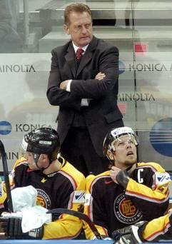 Deutschlands Nationaltrainer Hans Zach (M) beobachtet das Geschehen auf dem Eis im Spiel gegen WM-Gegner Lettland. Vor ihm sitzen die Stürmer Stefan Ustorf (r) und Eduard Lewandowski auf der Wechselbank in Prag (Archivfoto vom 26.04.2004). Zach legt sein Amt als Trainer der deutschen Eishockey-Nationalmannschaft nieder. «Ich werde meinen am 30. Juni 2004 auslaufenden Vertrag mit dem DEB nicht verlängern. Nach reiflicher Überlegung habe ich diese Entscheidung getroffen», erklärte der 55-jährige Zach, der seit 1998 Bundestrainer war. Zuletzt hatte er mit dem Nationalteam bei der WM in Tschechien Platz neun erreicht. Zach werde aber seinen bis 2006 laufenden Vertrag mit den Kölner Haien erfüllen, teilte der DEL-Club am Donnerstag (13.05.2004) mit. (Foto: dpa)
