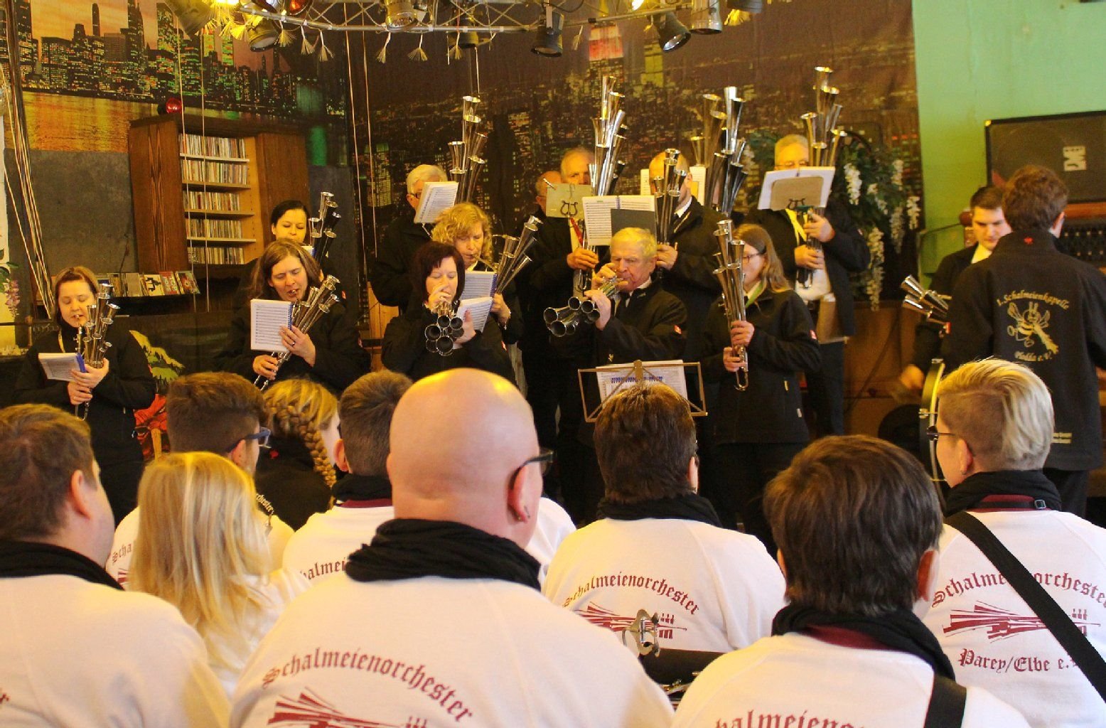 In Plodda brennt die Luft. Die 1. Schalmeienkapelle Plodda hatte Musiker zum Erfahrungsaustausch geladen. Die hörten zum ersten Mal vom „Woodstock für Bläser“, das 2017 zum großen Wurf am Rand der Dübener Heide werden soll.