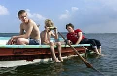 Jacob Matschenz, Benjamin Meyer und Adrian Topol schippern in dieser Szene des Films «Das Lächeln der Tiefseefische», der am 07.07.2005 in den deutschen Kinos anläuft, in einem Ruderboot auf der Ostsee. (Foto: dpa)