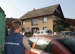 Kriminaltechniker stehen am Freitag (9. September 2005) in Veckenstedt (Landkreis Wernigerode) vor dem Haus, in dem am selben Tag ein Ehepaar tot aufgefunden wurde. (Foto: dpa)