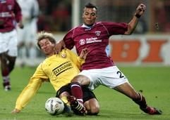 Dresdens Marco Vorbeck (l) und Aachens Emil Noll kämpfen verbissen um den Ball. (Foto: dpa)