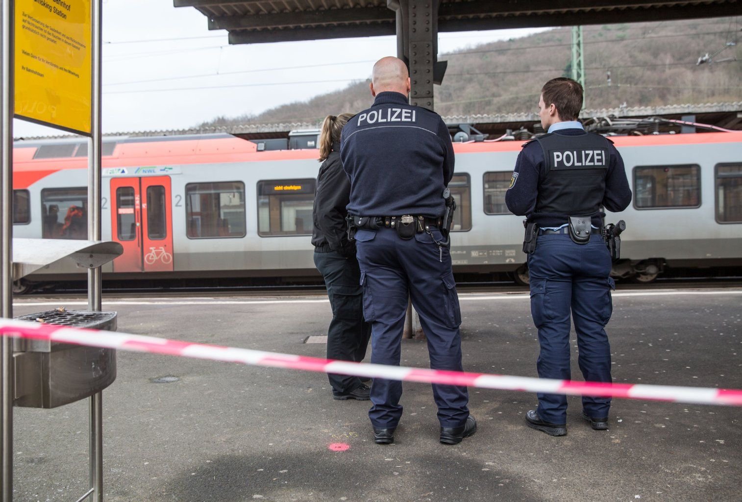 Polizisten stehen in Herborn auf dem abgesperrten Bahnsteig.