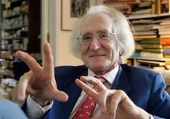 Der Friedensforscher an der Universität Bremen, Prof. Dieter Senghaas, gestikuliert während eines Gesprächs (Foto: dpa)