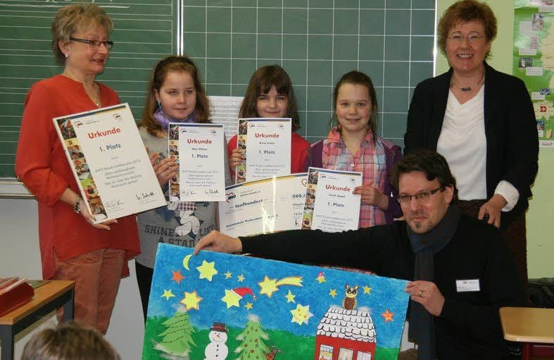 Petra Grimm-Benne (re.) und Malte Frey vom Awo-Landesverband überbringen den Drittklässlern den ersten Preis im Kreativwettbewerb.