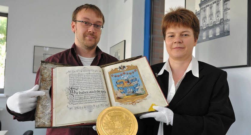 Michael Hecht überreicht Archivarin Anke Boeck die Urkunde.