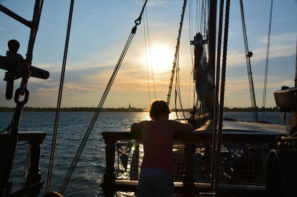 Der Blick vom Schiff „Reudnitz“ ziert den August.