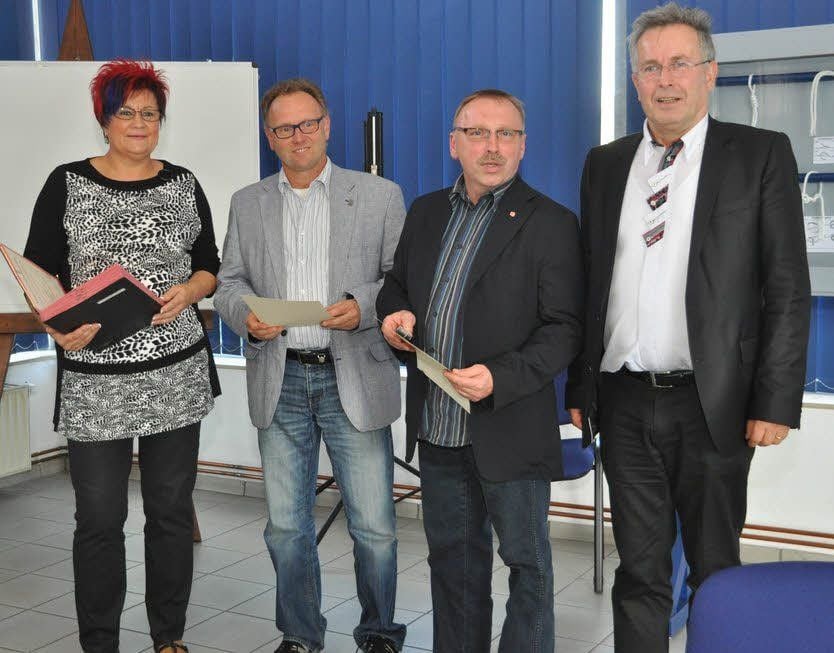 Claudia Elze und Rolf Hülßner (re.) zeichnen Norbert Bartsch und Klaus-Dieter Kohlmann (v.l.) als Helfer der ersten Stunde mit der Hochwassernadel des Landes Sachsen-Anhalt aus.