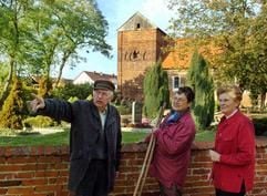 Die Einwohner Christa und Albert Pertz sowie Monika Sievert (M) unterhalten sich am 13.10.2004 vor der Kirche von Klietznick in der Altmark. (Foto: dpa)