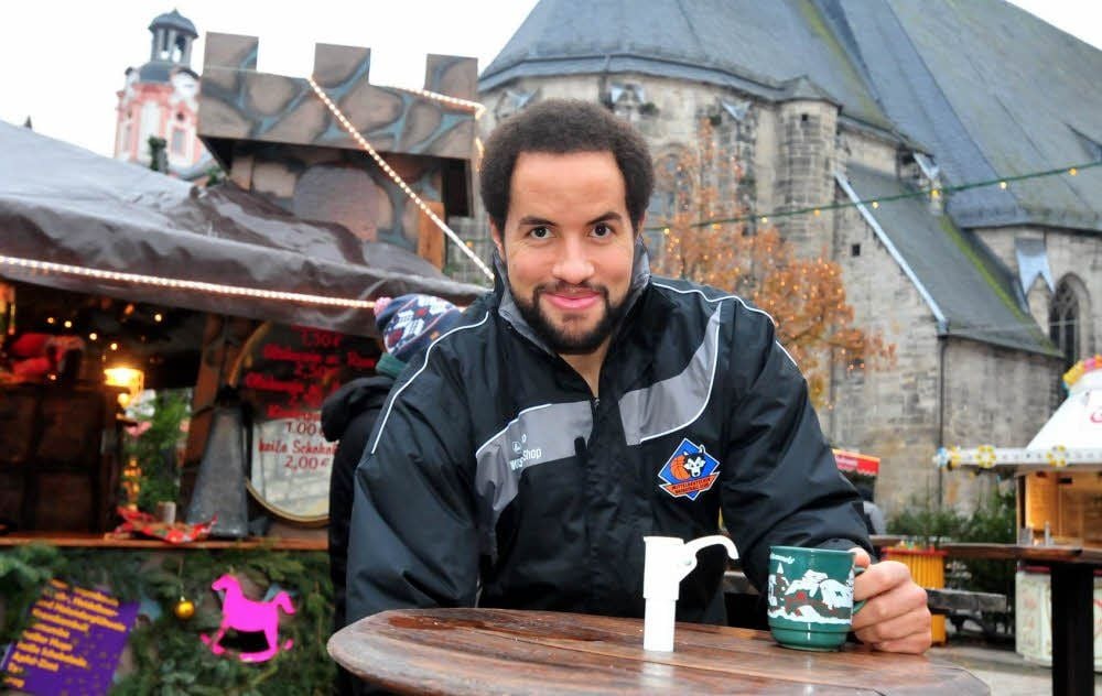 Daniel Hain auf dem Weißenfelser Weihnachtsmarkt. Der Aufbauspieler hat schon einige schöne Ecken in der Stadt entdeckt.