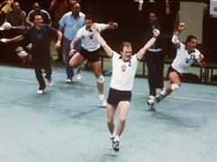 Der Mannschaftskapitän des SC DHFK Leipzig, Paul Tiedemann (l.), und der Kapitän des SC Dynamo Berlin, Rudi Hirsch (r.), aufgenommen bei der Ehrung nach dem Endspiel um die DDR-Meisterschaft im Hallenhandball am 17.02.1962 in Berlin. Die Leipziger hatten den Titel geholt. Am kommenden Mittwoch (29.06.2005) wird der frühere Ausnahme-Handballer Paul Tiedemann 70 Jahre alt. (Foto: dpa)
