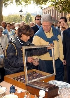 Prominenter «Schnäppchenjäger: Auch der Ex-US-Präsident Bill Clinton interessiert sich für die Angebote auf Flohmärkten, wie er im Oktober 2002 während eines Besuches in Baden-Baden bewies. (Foto: dpa)