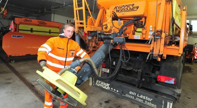 In der Autobahnmeisterei Weißenfels bereitet Straßenwärter Steffen Krehl ein Fahrzeug auf den bevorstehenden Wintereinsatz vor.