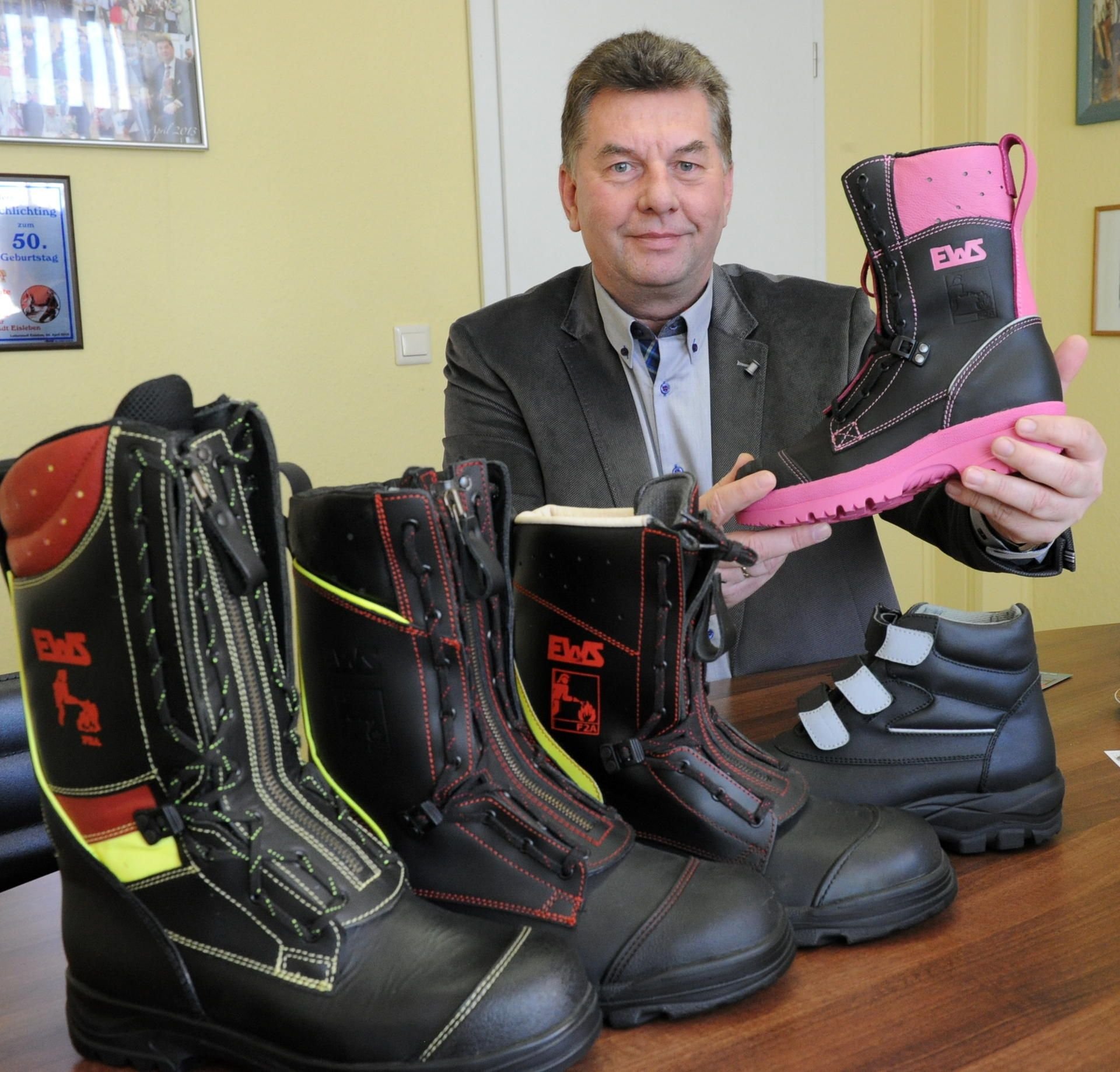 Jörg Schlichting zeigt den „Pink Fire“.