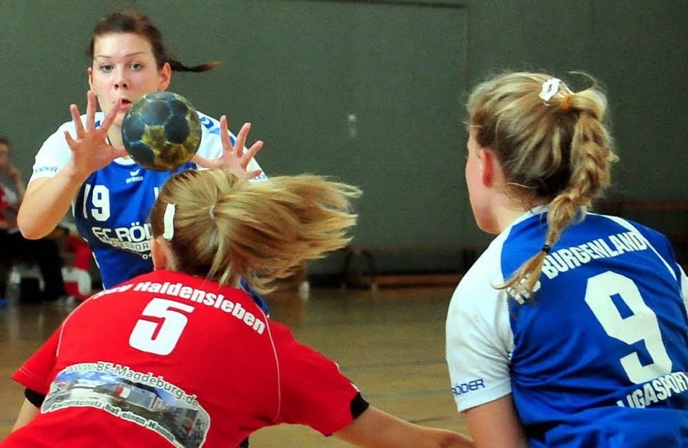 Anna-Maria Schulz (links) und Christina Dreesen (Nr. 9) bei einem Angriffsversuch des HC Burgenland.