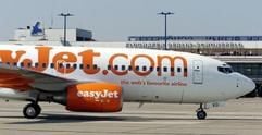 Ein Airbus der Fluglinie easyJet auf dem Rollfeld eines Flughafens. (Archivfoto: dpa)