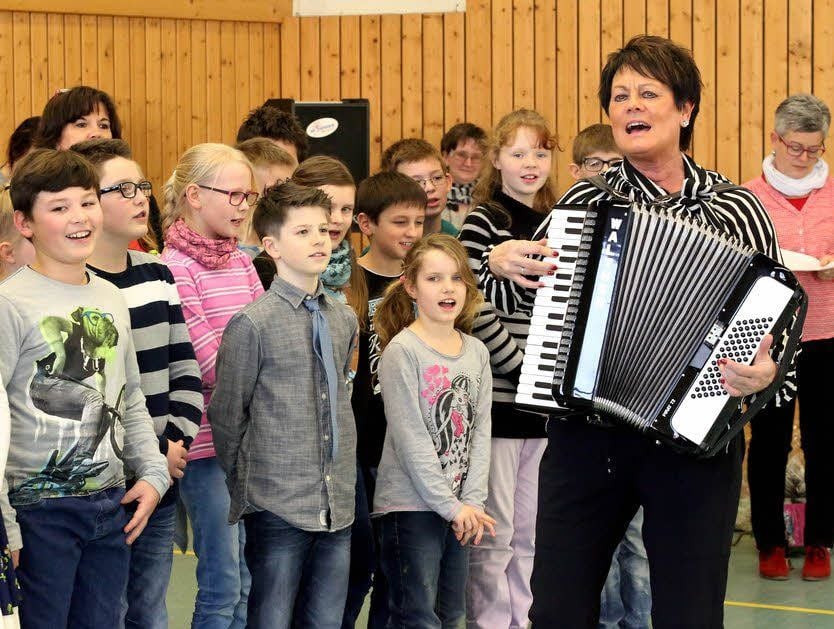 Schüler und Lehrer musizieren gemeinsam zum Abschied.