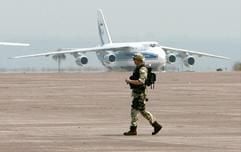Ein Bundeswehrsoldat überwacht am 09.07.2006 auf dem Flughafen in Kinshasa im Kongo das Ausladen einer Antonow-Frachtmaschine. (Foto: dpa)