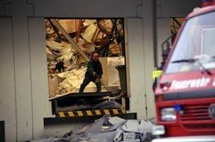 Großeinsatz in Queis: Nach dem Einsturz eines Hochregales bemühten sich zahlreiche Helfer darum, Verschüttete zu bergen. (Foto: Thomas Meinicke)
