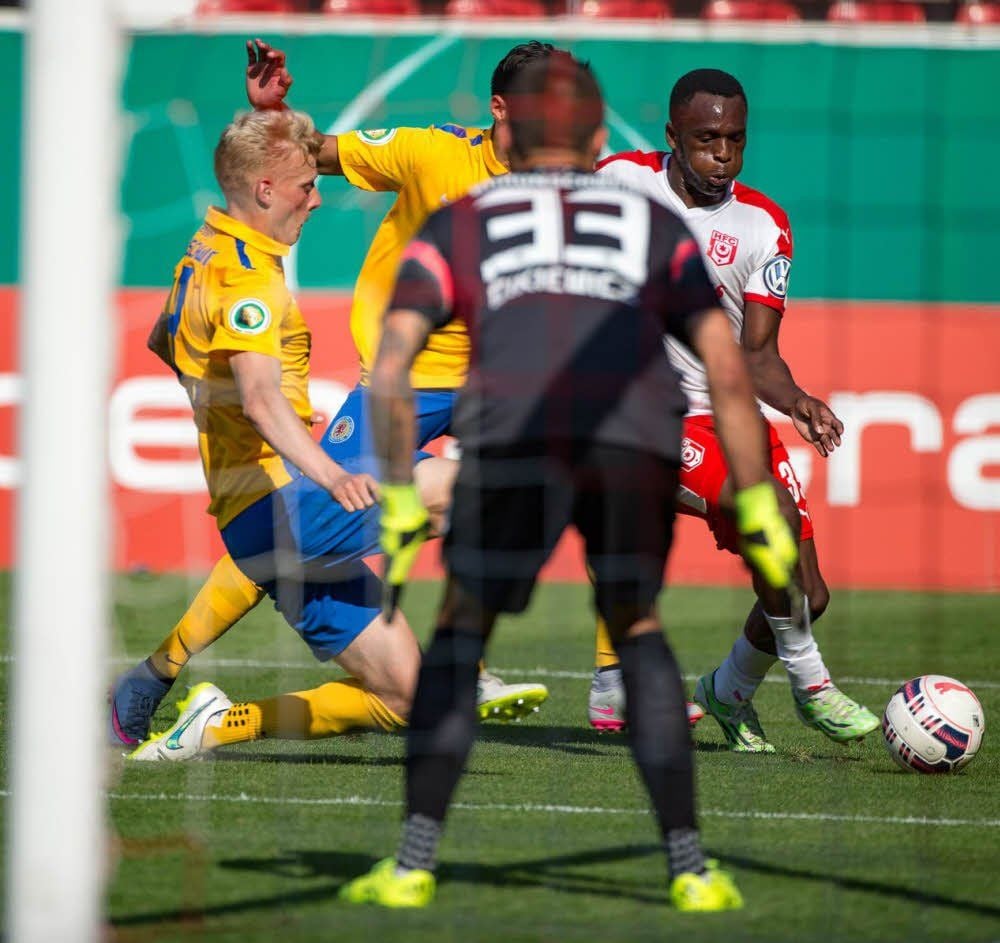 Auch HFC-Angreifer Osayamen Osawe (am Ball) wartet weiter auf sein erstes Saisontor.