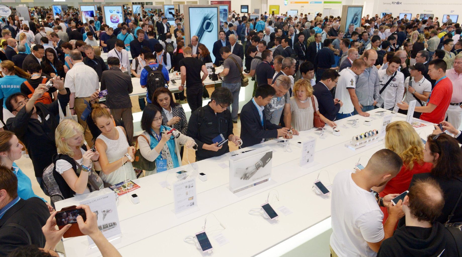 Zahlreiche Besucher informieren sich am 6. September auf der Internationalen Funkausstellung (IFA) in Berlin.