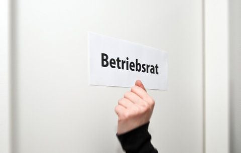 Der Betriebsrat vermittelt zwischen Arbeitnehmer und Arbeitgeber - manchmal aber auch zwischen Kollegen. (FOTO: DPA)