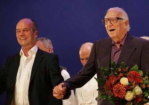 Der Komponist und Schriftsteller Georg Kreisler steht in Rostock mit Corny Littmann (l.) auf der Buehne des Rostocker Volkstheaters (ARCHIVFOTO: DAPD)