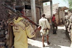 Bewaffnete Milizen von Oberst Mohammad Bacar patrouillieren auf der Komoren-Insel Anjouan (Archivfoto vom 14.12.1998). (Foto: dpa)
