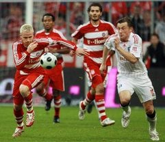 Der Hamburger Ivica Olic (r) kämpft mit dem Münchner Christian Lell (l) um den Ball, im Hintergrund links Ze Roberto und Hamit Altintop im Bundesliga-Spiel FC Bayern München gegen Hamburger SV. (Foto: dpa)