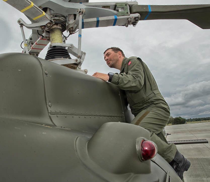 Ein Airbus Helikopter AS550 der dänischen Luftwaffe wird vor dem Start - wie auch nach jeder Landung - kontrolliert. Das ist weltweit Standard.