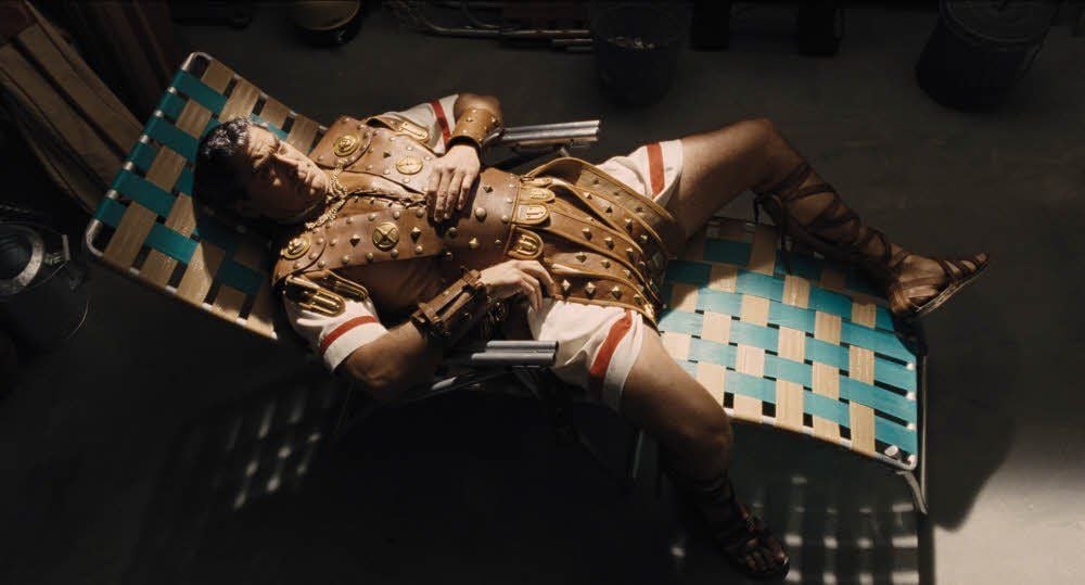 Souverän wie immer, aber erst mit seinem Pappschwert komplett: George Clooney als römischer Centurio in „Hail, Caesar!“