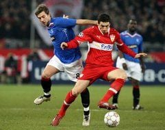 Der Stuttgarter Spieler Roberto Hilbert (r) im Zweikampf mit Kevin Thomson (l). (Foto: dpa)