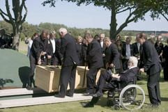 Der schwedische Film- und TheaterregisseurIngmar Bergman ist am Samstag auf dem Inselfriedhof von Fårö vorSchwedens Ostseeküste beigesetzt worden. (Foto: dpa)