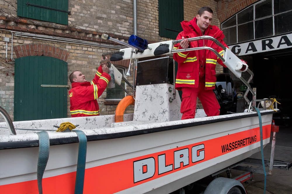Sebastian Leser (l.) und Franz Weihs von der DLRG Leuna-Merseburg machen ihr Boot startklar.