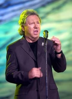 Der Sänger der Gruppe Karat, Herbert Dreilich singt während einer Live-Sendung der ARD (Foto vom 05.09.02). Dreilich ist an Leberkrebs erkrankt. Die ärztliche Diagnose sei «ein großer Schock» gewesen, sagte der 61-Jährige der Zeitschrift «Super Illu». (Foto: ddp)
