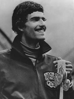 Mit strahlendem Lächeln präsentiert der US-Schwimmer Mark Spitz im September 1972 seine sieben Goldmedaillen, die er bei den XX. Olympischen Spielen in München gewonnen hat (Archivfoto). Er siegte jeweils über 100 m und 200 m Freistil, 100 m und 200 m Schmetterling, mit der 4 x 100 m- und der 4 x 200 m-Freistilstaffel sowie der 4 x 100 m-Lagenstaffel. (Foto: dpa)