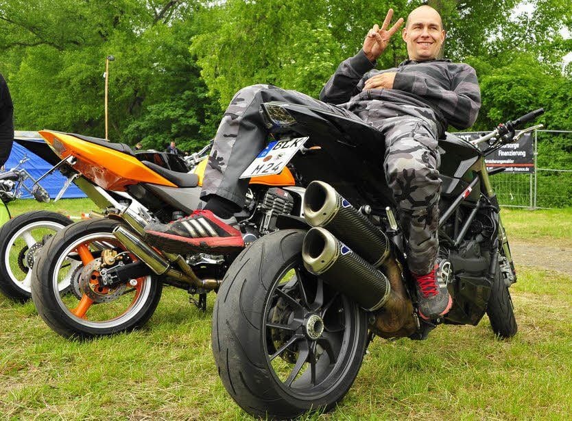 Mirko Beyer auf seinem teuren Hobby: Beide gehören schon mit zum Inventar.