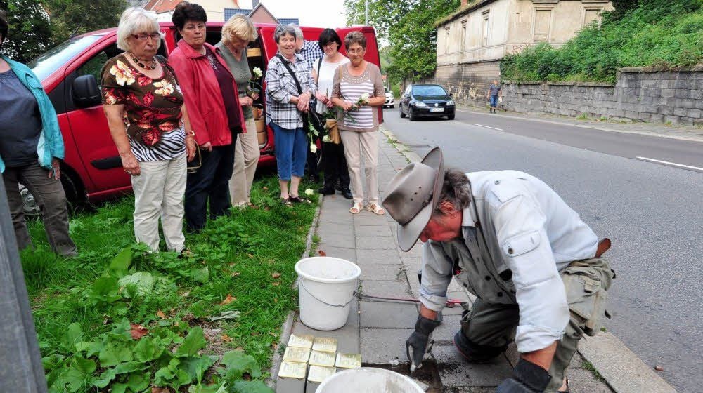 Gunter Demnig setzt in der Naumburger Straße 55 sieben Stolpersteine für sieben Mitglieder der Familie Emil und Rosa Kamm.